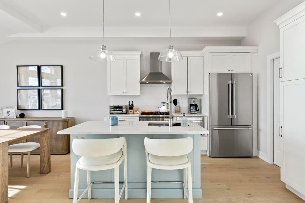 Kitchen Island & Stainless Appliances